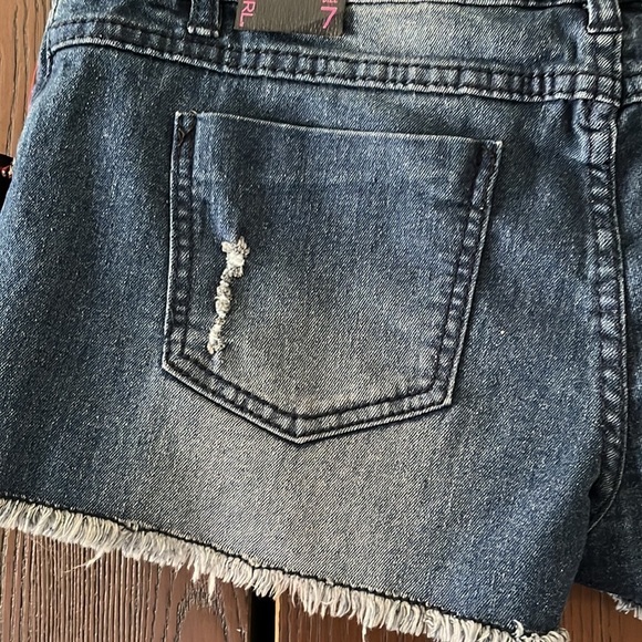 Material Girl blue jean short shorts with studded pocket. Size 7 NWT - Picture 9 of 11